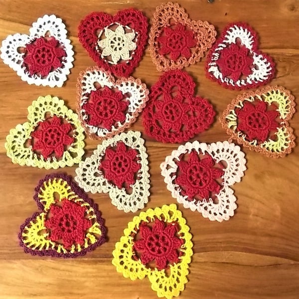 NAPPERONS DESSOUS de  VERRE    Crochet main   artisanat français  création Sylvette Raisonnier  12 Coeurs multicolores