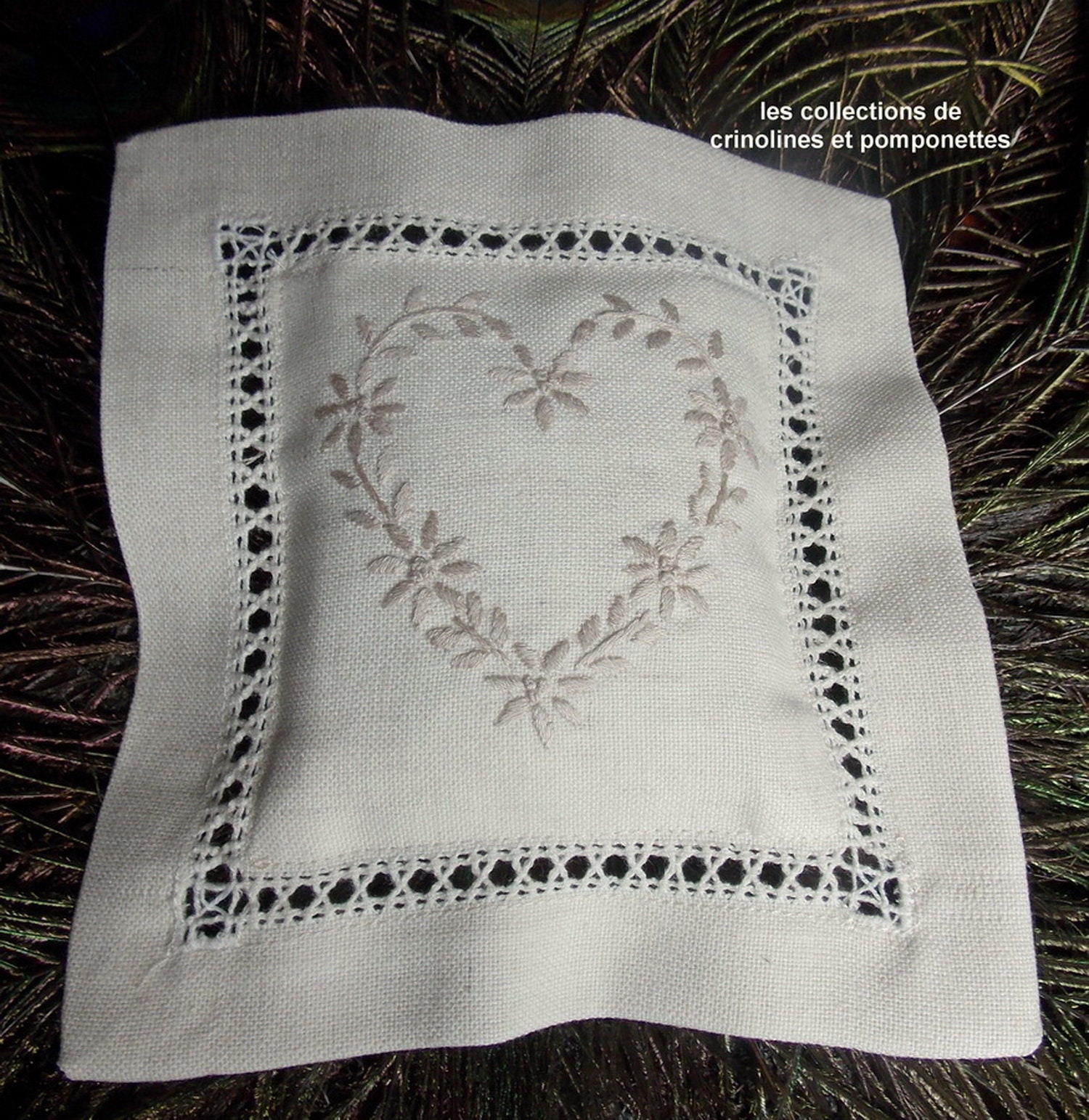 Coussinet Brode Main Garni de Lavande Provence Broderie Coeur Ecru sur Fond Ecru