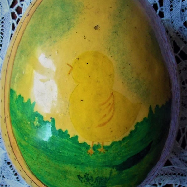 BOITE de COLLECTION  en PAPIERMACHE artisanal  peint à la main,  petit oeuf le poussin jaune