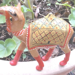 COLECCIÓN CAMEL en madera policromada y dorada, tallada y pintada a mano
