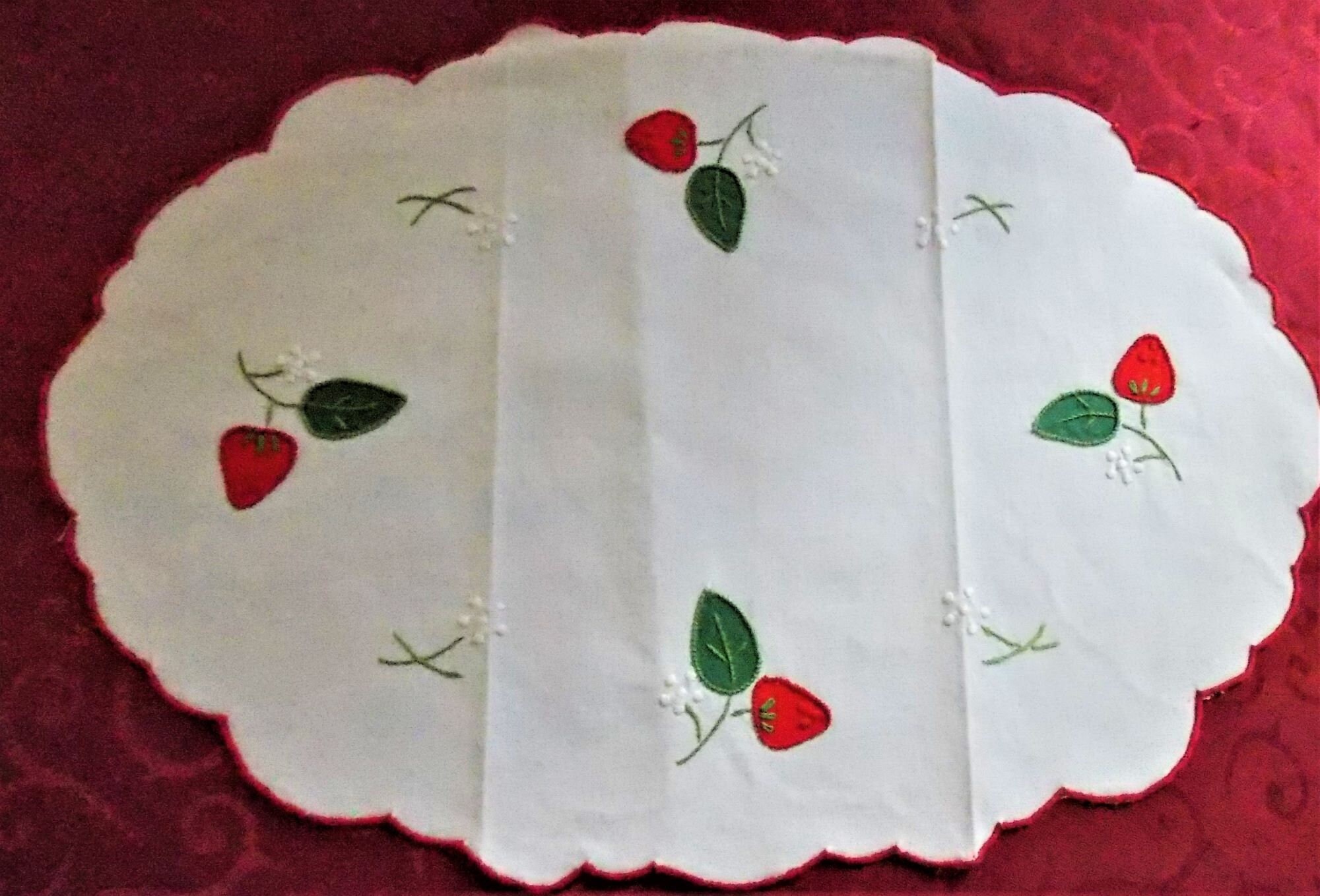 Napperon Brodé Main Les Fraises Ovale 30x40 Super Prix