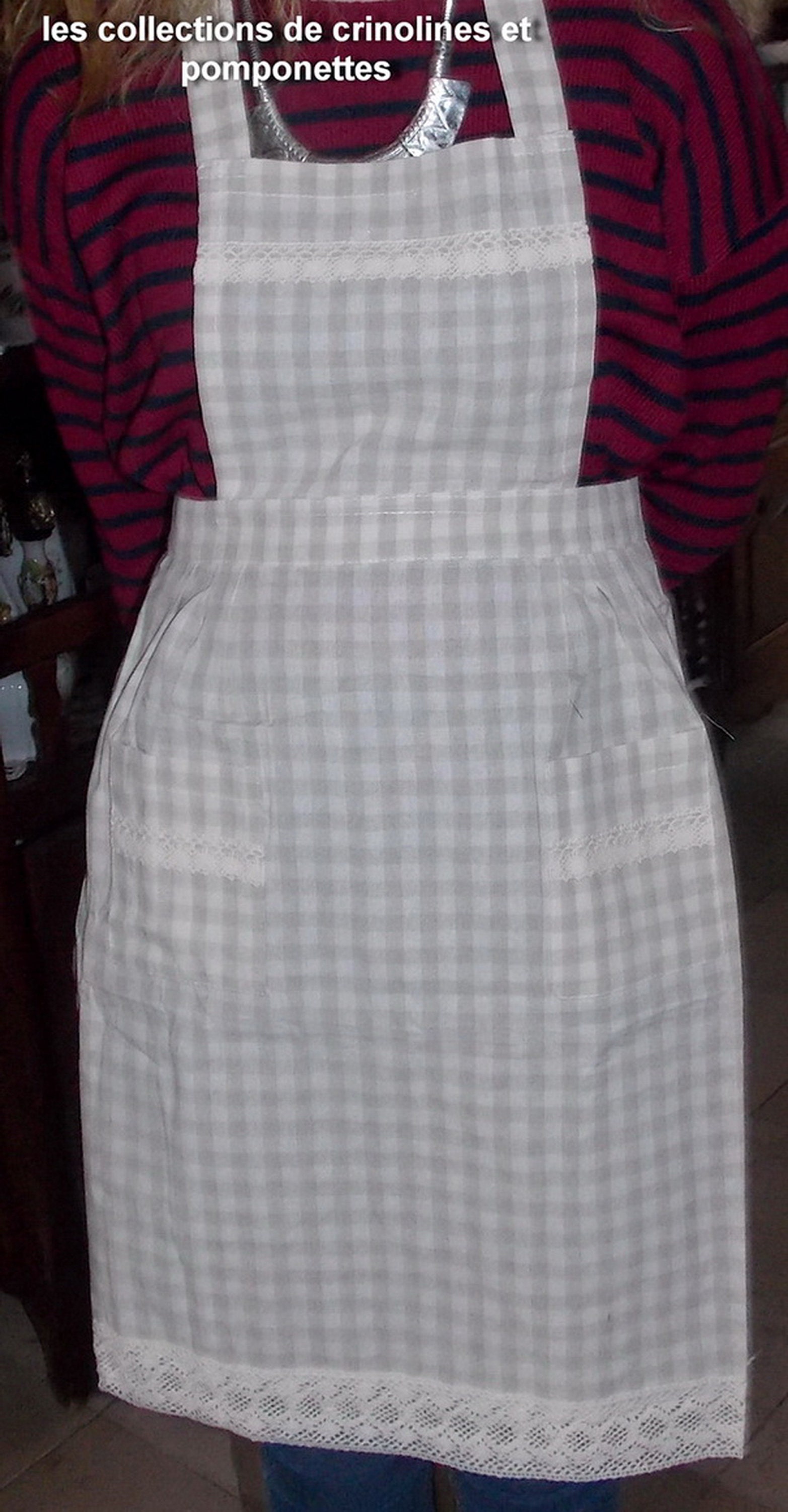 Tablier de Cuisine à Carreaux Beiges Décor Dentelle Du Puy Le Tablier de Bonne-Maman