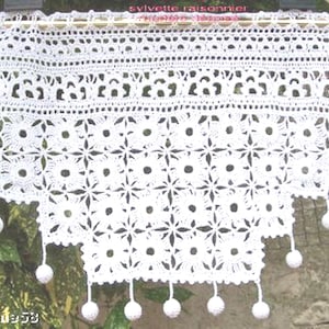 Gehäkelte Gardinenstange (französische Handarbeit) – Kreation von Sylvette Raisonnier – individuelle Mosaike