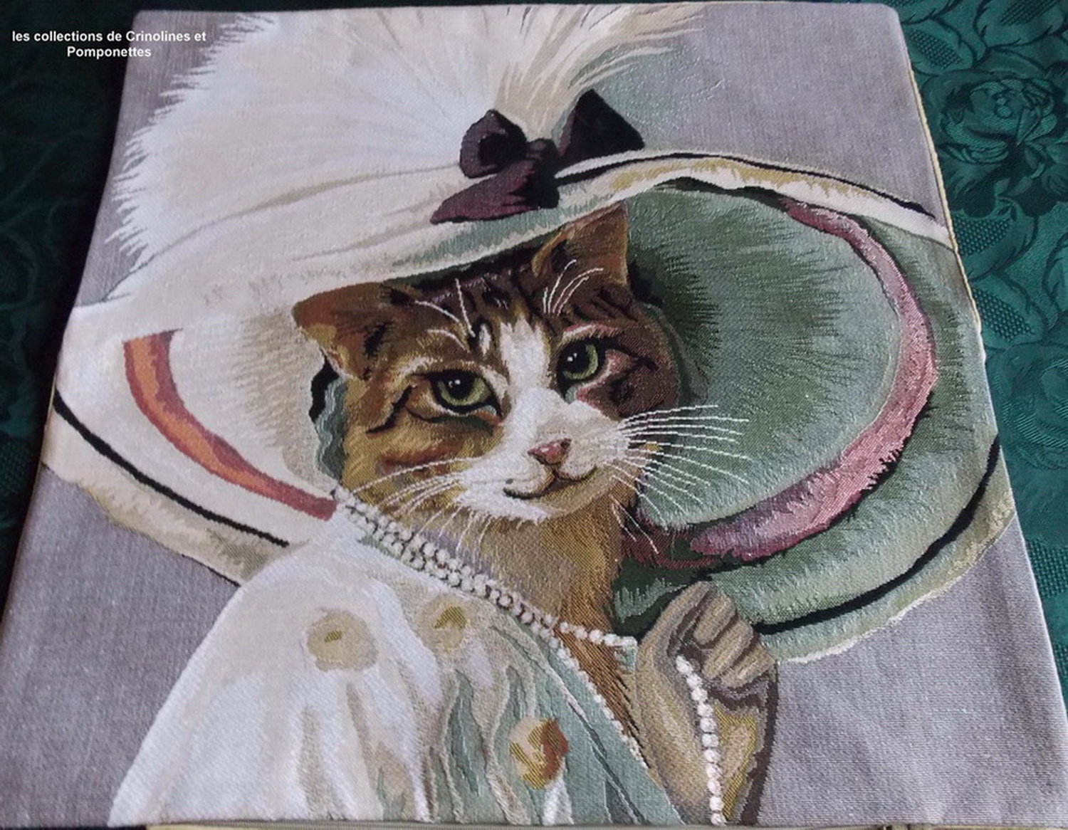 Housse de Coussin en Tapisserie Minette Au Collier de Perles