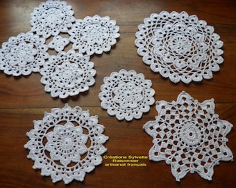 NAPPERONS CROCHET MAIN artisanat français création sylvette Raisonnier  lot de 5 divers blnacs