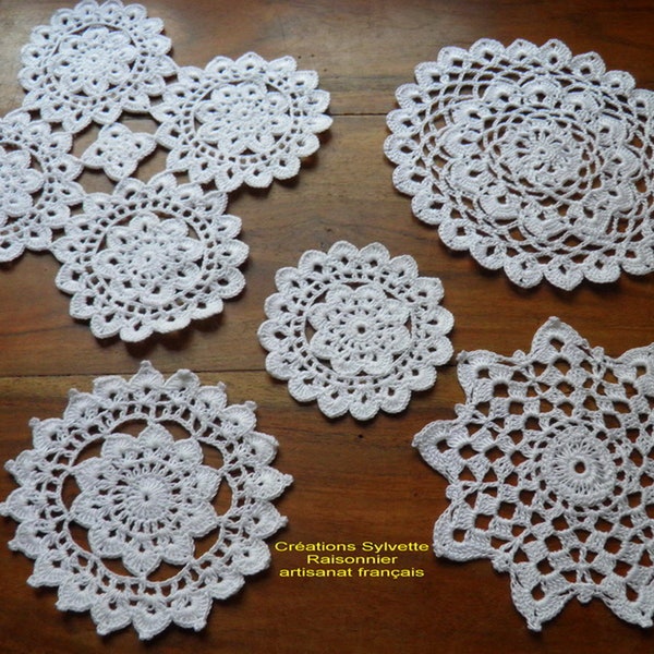 NAPPERONS CROCHET MAIN artisanat français création sylvette Raisonnier  lot de 5 divers blnacs