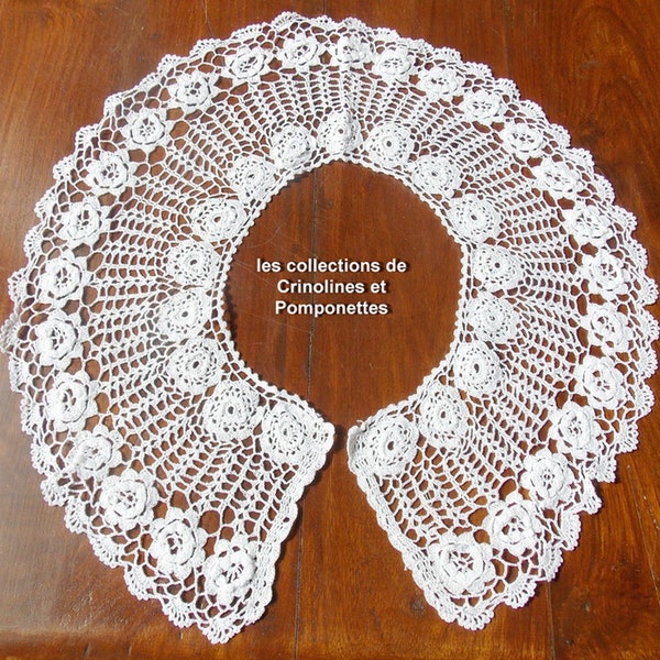 COLLAR HOOK HAND in fine white thread Rosette