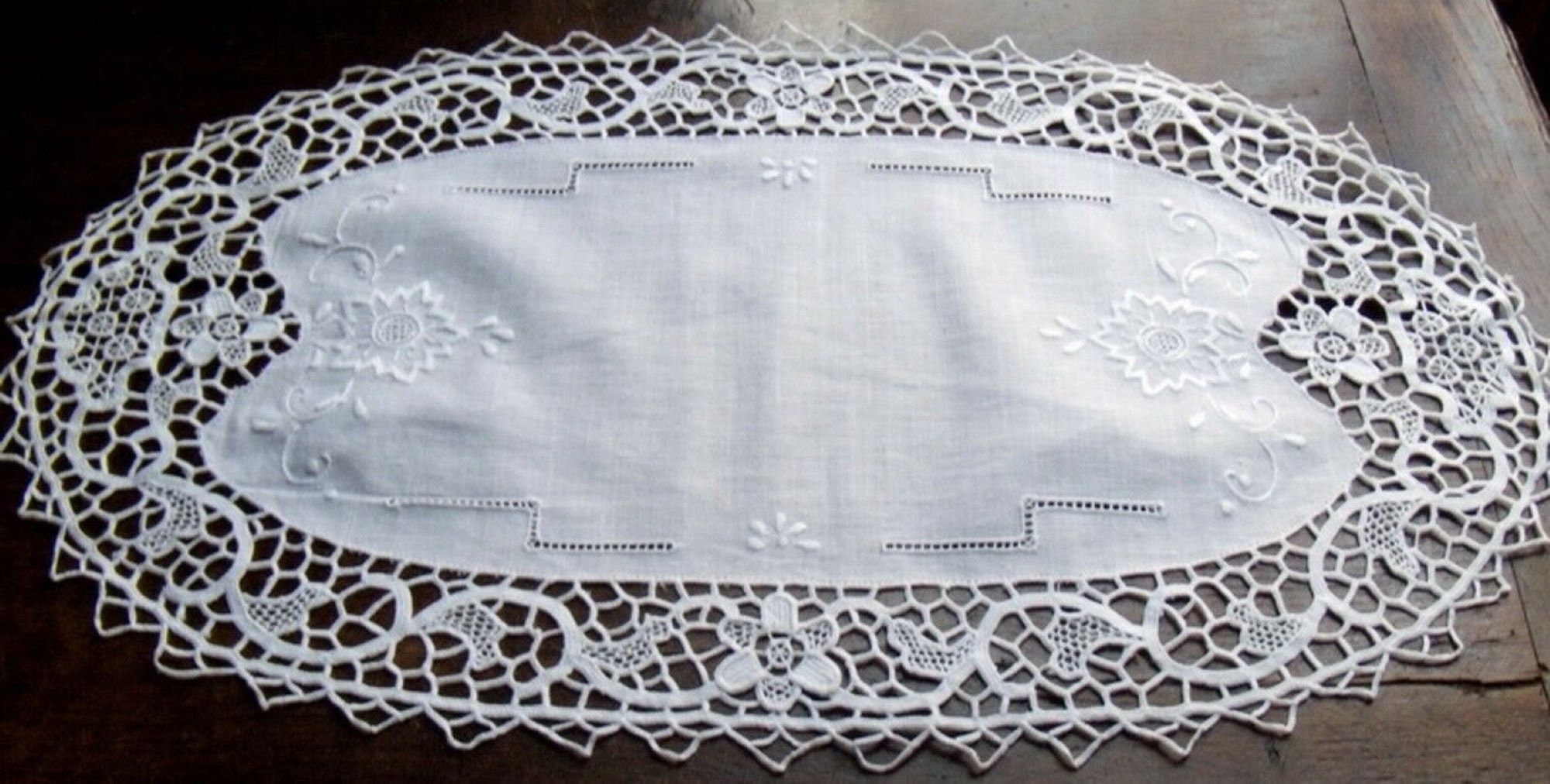 Napperon Brodé Main à L'aiguille Jours de Venise Ovale Blanc 32cmx55 Aristee