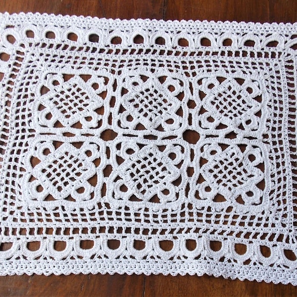 NAPPERON CROCHET MAIN artisanat français  rectangulaire blanc 28cmx 37