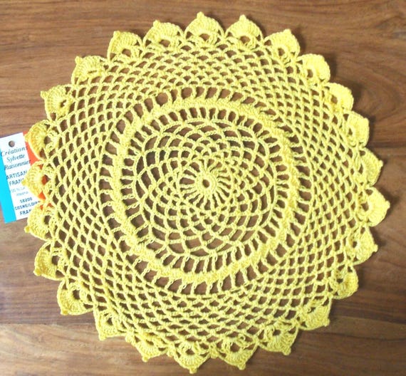 Napperon Rond Crocheté Main – Beige – 100% Coton – Artisanat Français – 22 Cm