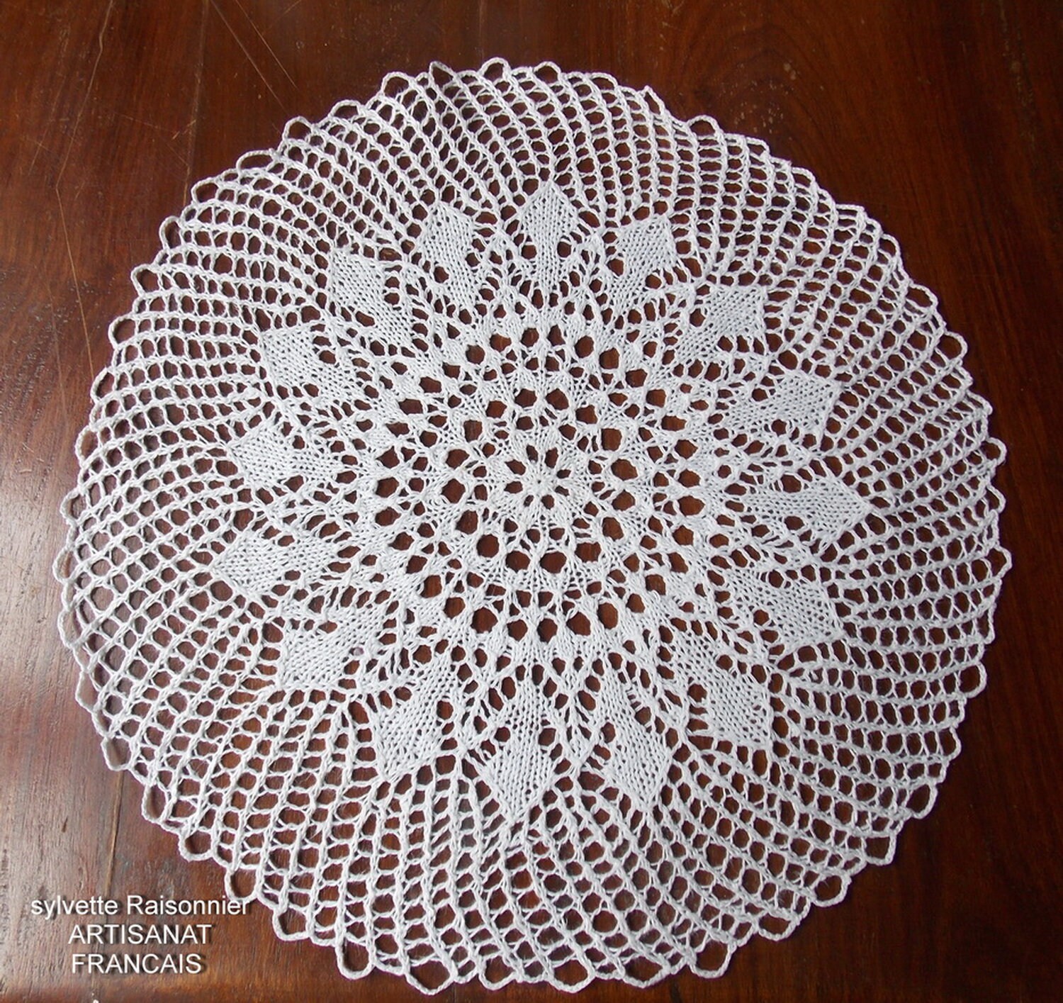 Napperon Tricot d'art Main Artisanat Français Création Sylvette Raisonnier Rond Blanc de 38cm