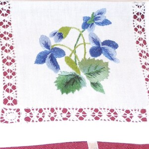 POCHETTE DE COLLECTION brodée main, pour mouchoir  ou autre           les violettes bleues