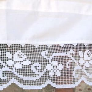 Puede incluir: Valance blanca de ganchillo con un delicado patrón floral. La cenefa tiene un diseño simple y elegante y añadiría un toque de encanto vintage a cualquier ventana.