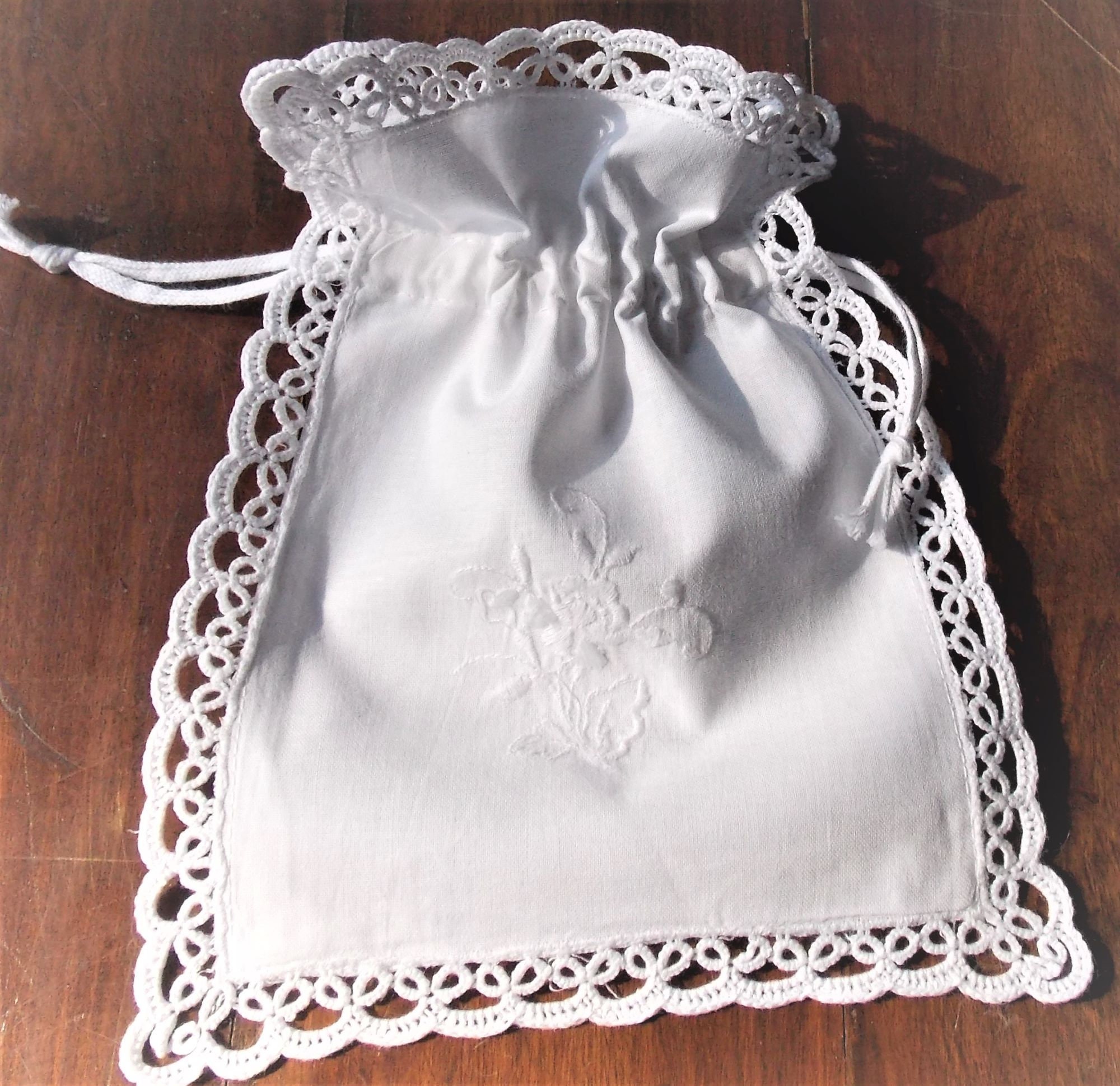 Sachet Brode Tour en Dentelle Frivolite Pour Senteurs Blanc