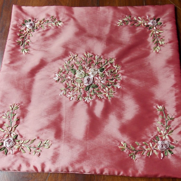 HOUSSE de coussin broderie RUBANS carrée de 40cm ROSEFRAMBOISE