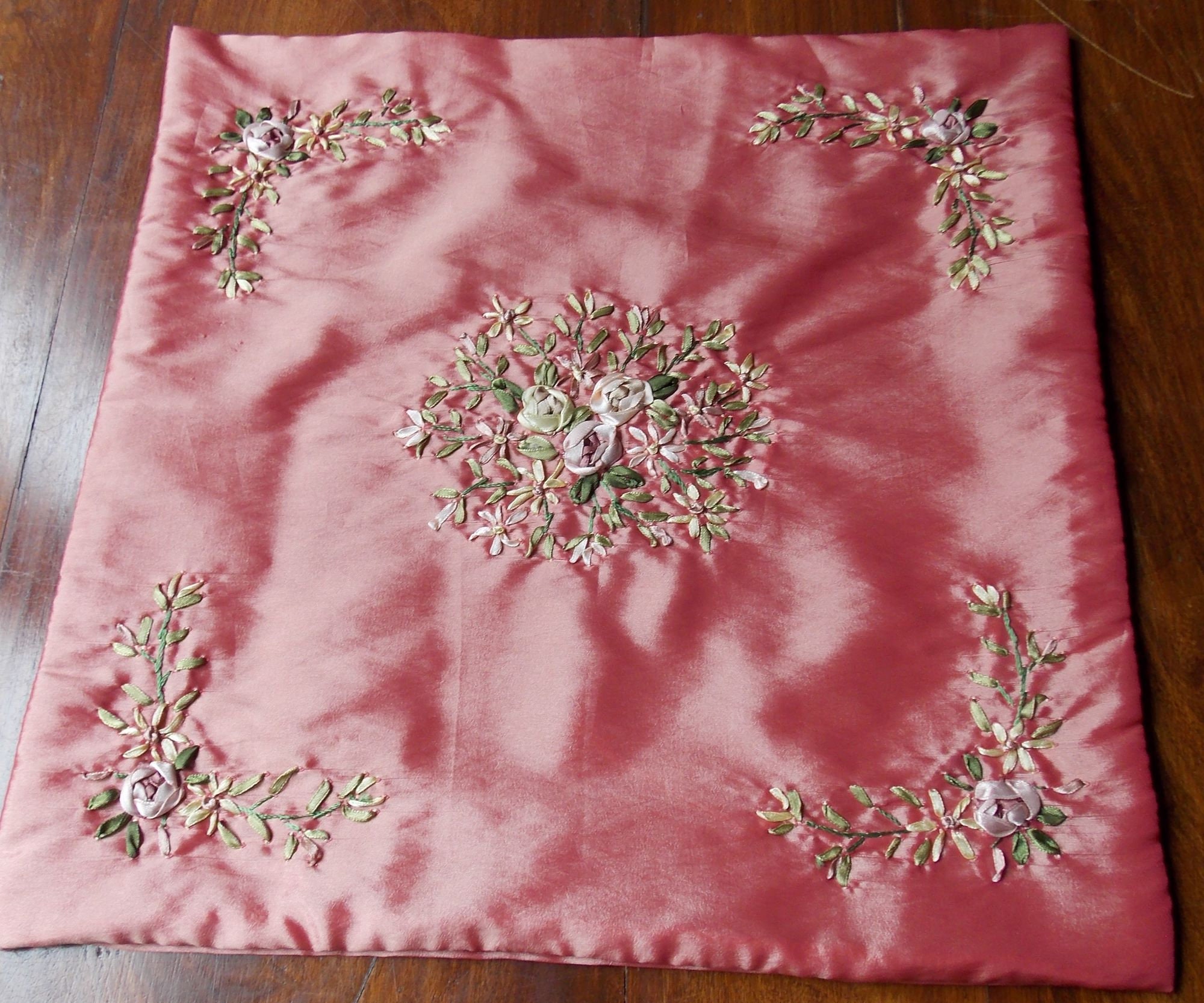 Housse de Coussin Broderie Rubans Carrée 40cm Roseframboise