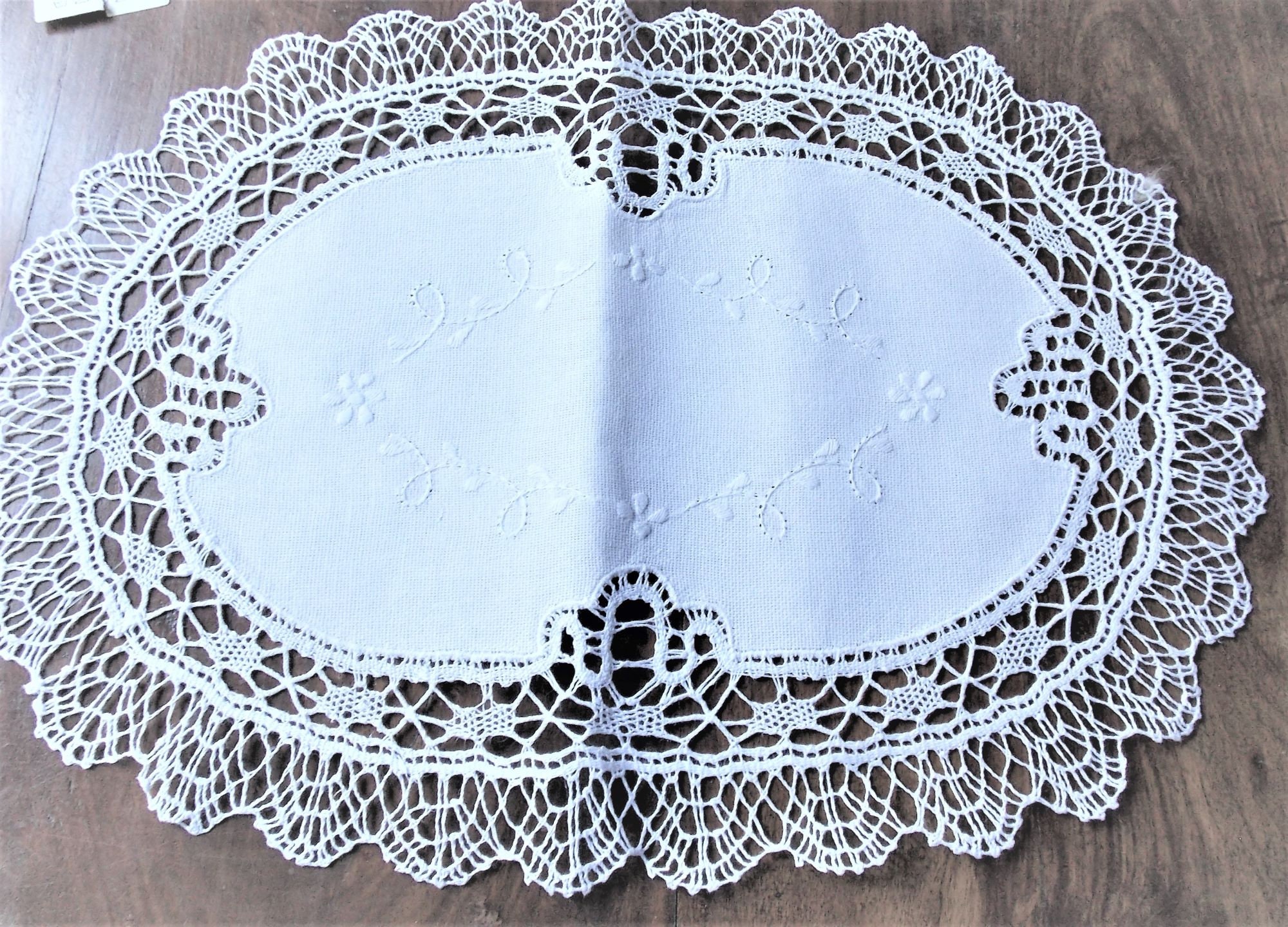 Napperon Brode Main Dentelle Aux Fuseaux Blanc de 34cm X 47 Ovale sur Grosse Toile Rustica