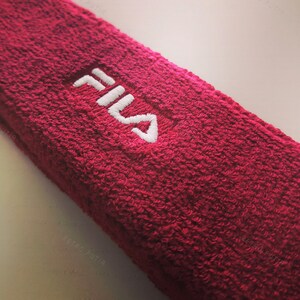 NEUES Fila Vintage Tennis Stirnband - Rot mit gesticktem Logo - Hochwertige Baumwolle