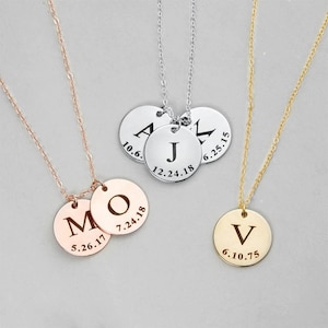 Kleine Geburtstags-Initialen Halskette von Beceff® • Englisches Buchstaben Geburtsdatum Bedruckt Runde Anhänger Kette Familienschmuck Geschenk zum Muttertag