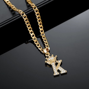 Collar con inicial de corona de Beceff® • Collar con colgante de inicial de corona helado • Cadena con colgante de letra única personalizada como regalo para mujeres