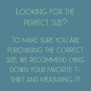 Op de afbeelding: Tekst op een blauwe achtergrond die luidt: "Op zoek naar de perfecte maat? Om er zeker van te zijn dat je de juiste maat koopt, raden we je aan om op je favoriete T-shirt te gaan liggen en het te meten!"