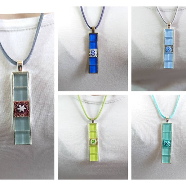 Colliers sautoirs avec des pendentifs mosaïques en pate de verre translucide et millefiori fleurs. Plusieurs couleurs disponibles !