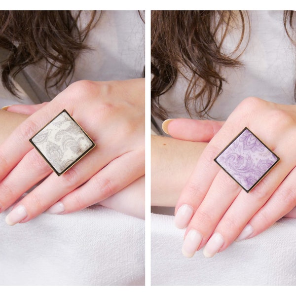 Grosse bague fantaisie carré motif baroque beige ou violet en pâte de verre imprimée. Pièce d'artisanat unique.