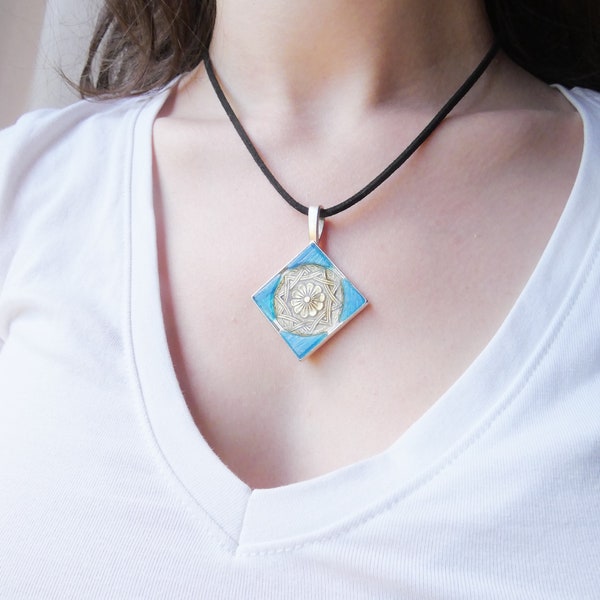 Pendentif féminin losange en mosaïque, bouton ancien argenté gravé, céramique en pate de verre bleu avec des reflets irisés.