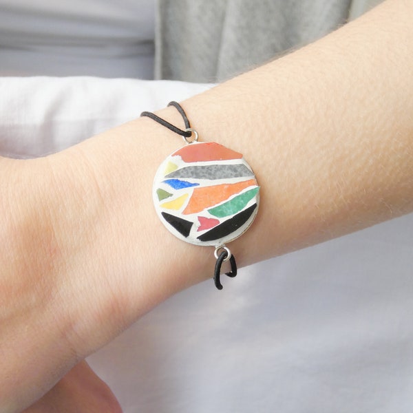 Bracelet rond avec mosaïque de céramique coloré, support en laiton argenté et attache élastique, cadeau pour femme unique et artisanal
