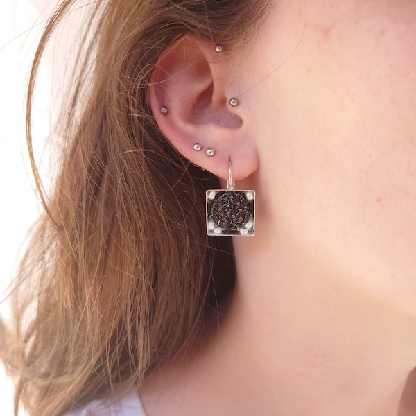 Boucles d'oreilles dormeuses argenté carré, ancien bouton noir et perles rocailles blanche. Ces boucles d'oreilles font parties d'une parure