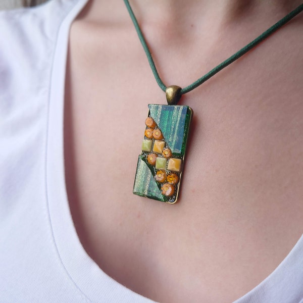 Collier pendentif rectangulaire fleuri, cadre bronze, mosaïque multi matériaux dans les tons de vert et d'orange