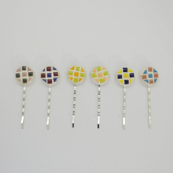 Barrettes cheveux fantaisie femme en mosaïque,  tesselles en micro-porcelaine, support en laiton argent rond. Couleurs au choix.