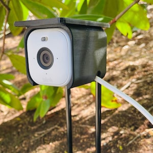 BLINK Mini 2 cam Mount for Ground Staking // An outdoor mount with great weather protection and 22” fiberglass stakes