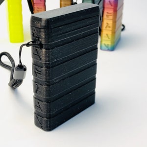 MAGSLIDER // Nowoczesne etui z przesuwaną magnetyczną pokrywą i paskiem na nadgarstek w stylu Blade Runner
