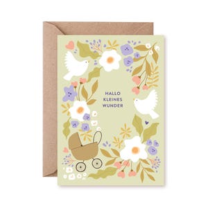 Klappkarte – Hallo Wunder // Recyclingpapier, Ökofarbe: Grußkarte, Geburt, Tauben, Kinderwagen, Pastelltöne, geschlechtsneutral, Blumenkranz