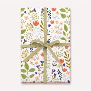 Papier cadeau – Fleurs printanières // 3 feuilles // Papier recyclé, encre écologique : Motif floral joyeux et frais, style scandinave, anniversaire