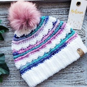 Solo patrón: gorro de invierno de doble ala de Teddy&#39;s Toque, cómo tejer un gorro a crochet, pompón, suave y cálido, tamaño para niños pequeños y adultos, tutorial en PDF de bricolaje