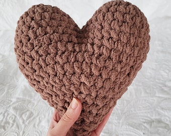 ハート型枕 | 柔らかいかぎ針編みのラブクッション | 手作りの室内装飾