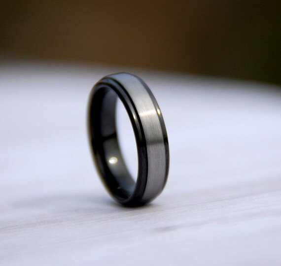 Wedding Bands Classic Bands Flat Bands w//Edge Titanium Beveled Edge Black IP-plated 8mm Brushed Center Band Size 7.5
