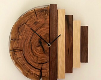 Horloge murale Olivier avec résine époxy et bandes de bois