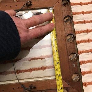 K&ouml;nnte beinhalten: Ein Holzbildrahmen mit einem dekorativen Kreisrand. Der Rahmen ist braun mit einer goldenen Oberfl&auml;che. Der Rahmen ist 20 cm hoch und hat eine Glasscheibe.