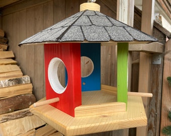 Buntes Vogelhaus aus Holz