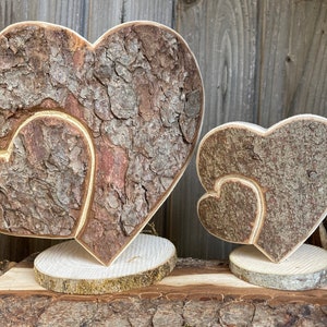 Corazón de madera con corteza.