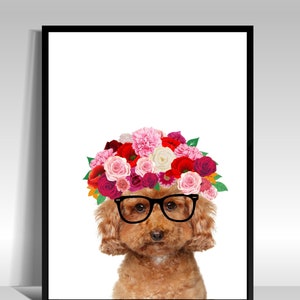 Könnte beinhalten: Ein brauner Pudel mit runden Brillen und einer Blumenkrone mit roten, rosa und weißen Blumen.