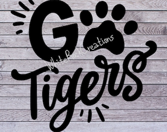 Puede incluir: Diseño gráfico en blanco y negro con el texto "Go Tigers" y una huella de pata. El gráfico tiene un diseño de rayos de sol alrededor de la "G" y la palabra "Tigers" y un diseño de rayos de sol debajo de la palabra "Tigers".