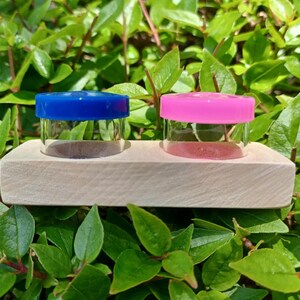 Eco friendly zero waste glass contact lens case. Eco eye cases. Eco friendly product. Two different color lids to differentiate between left and right. Pink and blue lids. Eco friendly gifts. Eco friendly gift ideas. Birthday gift.