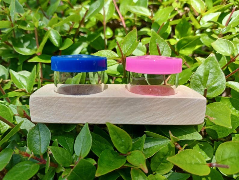 Eco friendly zero waste glass contact lens case. Eco eye cases. Eco friendly product. Two different color lids to differentiate between left and right. Pink and blue lids. Eco friendly gifts. Eco friendly gift ideas. Birthday gift.