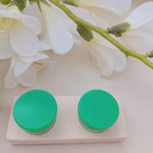 eco friendly zero waste reusable glass contact lens case pictured. The lid color is green. eco eye cases