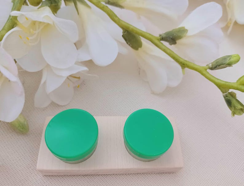 eco friendly zero waste reusable glass contact lens case pictured. The lid color is green. eco eye cases