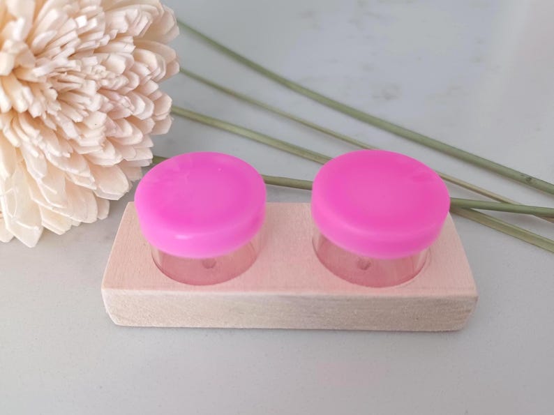 Eco friendly zero waste glass contact lens case. Eco eye cases. Eco friendly contact lens case with pink lids. Gift ideas. Eco friendly products.